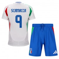 Maglia Calcio Italia Gianluca Scamacca #9 Seconda Divisa Bambino Europei 2024 Manica Corta (+ pantaloncini)